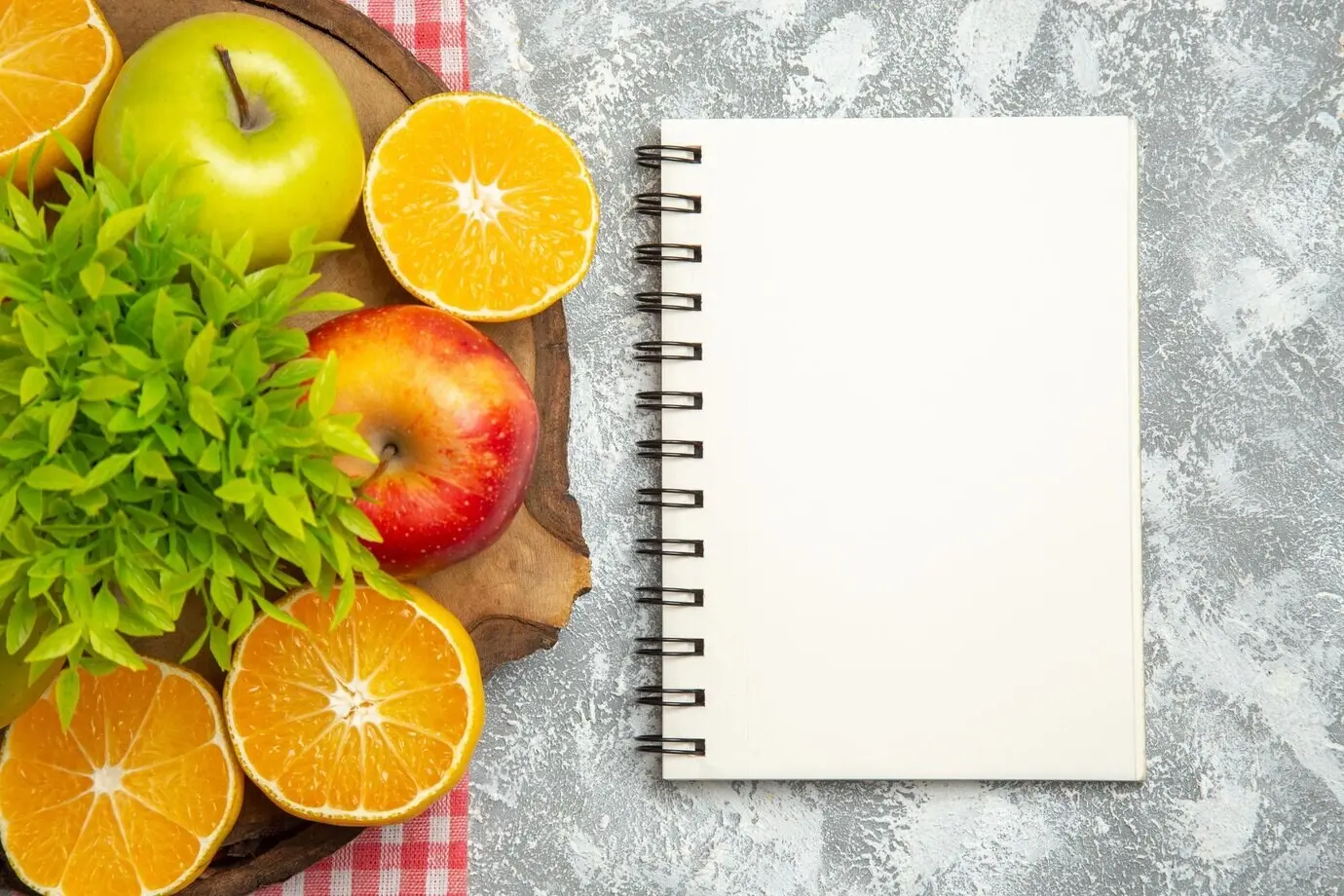 Draufsicht auf frische Äpfel mit in Scheiben geschnittenen Orangen auf weißem Hintergrund, reife, milde Apfelfrüchte, frisch.