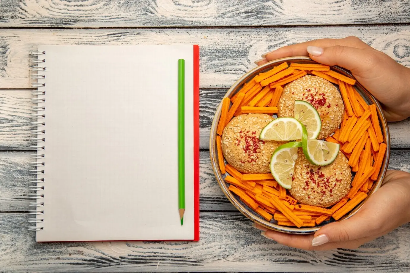 Draufsicht auf leckere Kekse mit Zitronenscheiben und Zwieback auf dem grauen Schreibtisch; Keks, Zucker, Kuchen, Snack, süß, Cookie.